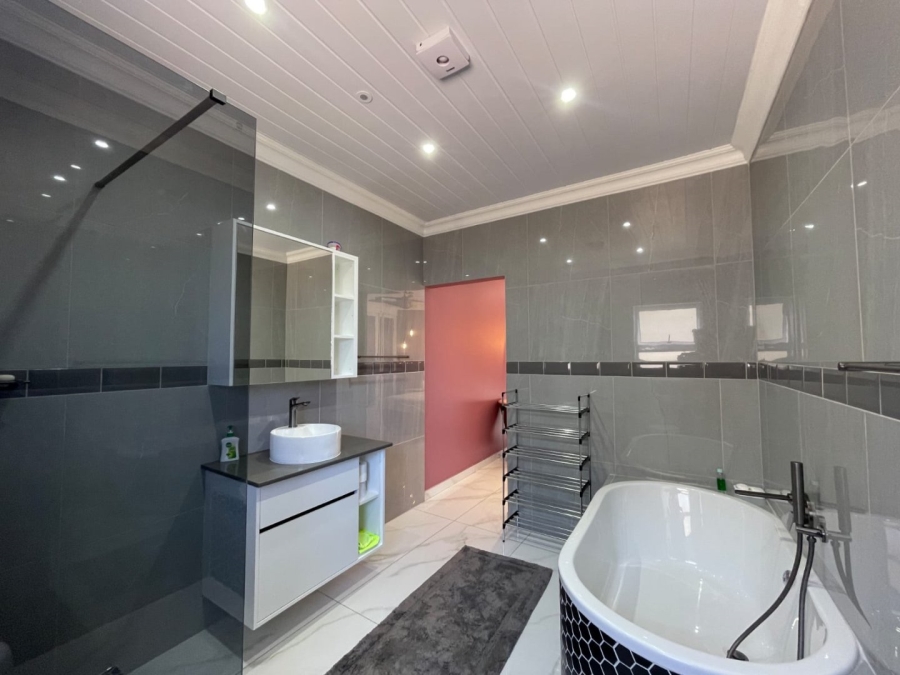 5 Bedroom Property for Sale in Dana Bay Western Cape